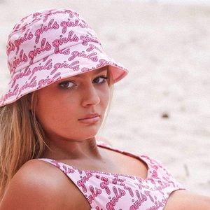 HER PONY BUCKET HAT NEW